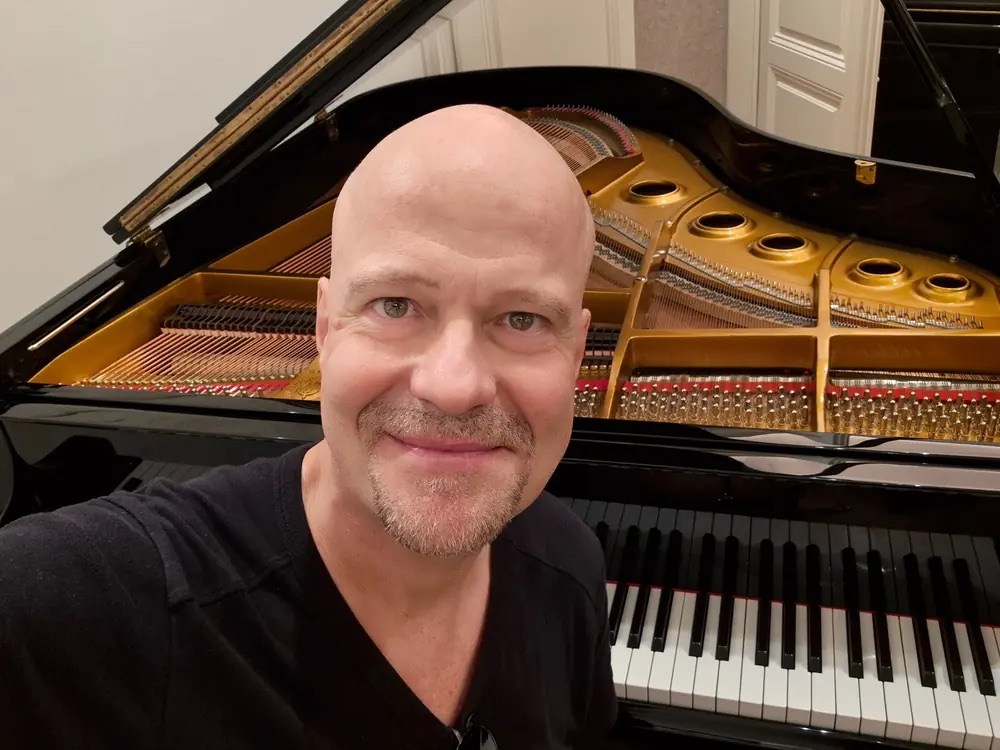 Andreas de Angela lächelnd am Flügel